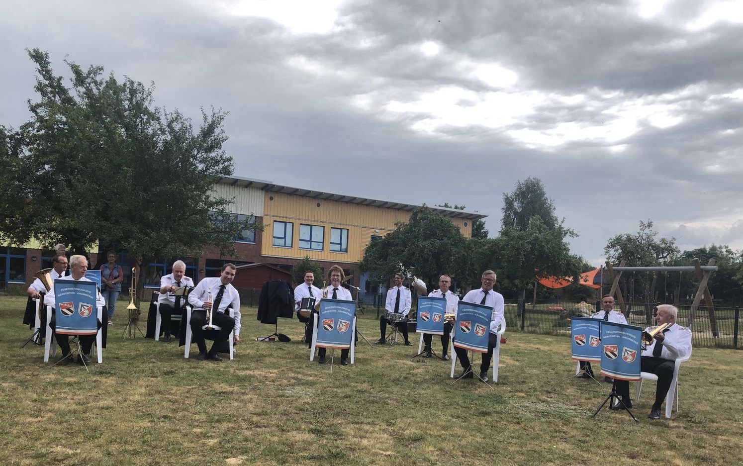 Feuerwehrmusikzug Berkenthin-Krummesse Spielt Für Bewohner Des DRK-Seniorenhauses In Berkenthin
