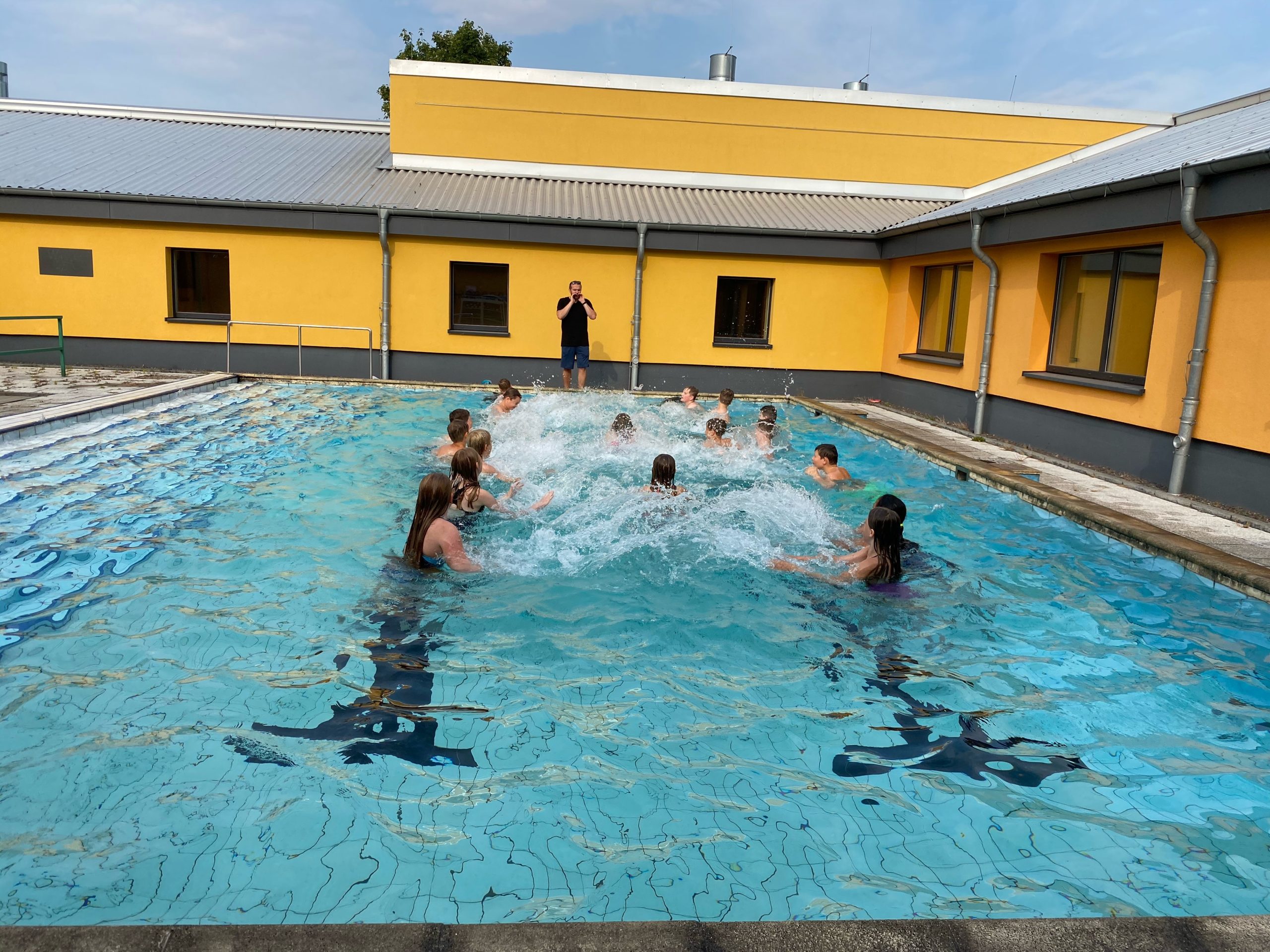 Sommerferien: Schwimmen In Der Stecknitz Schule Am Standort In Berkenthiin