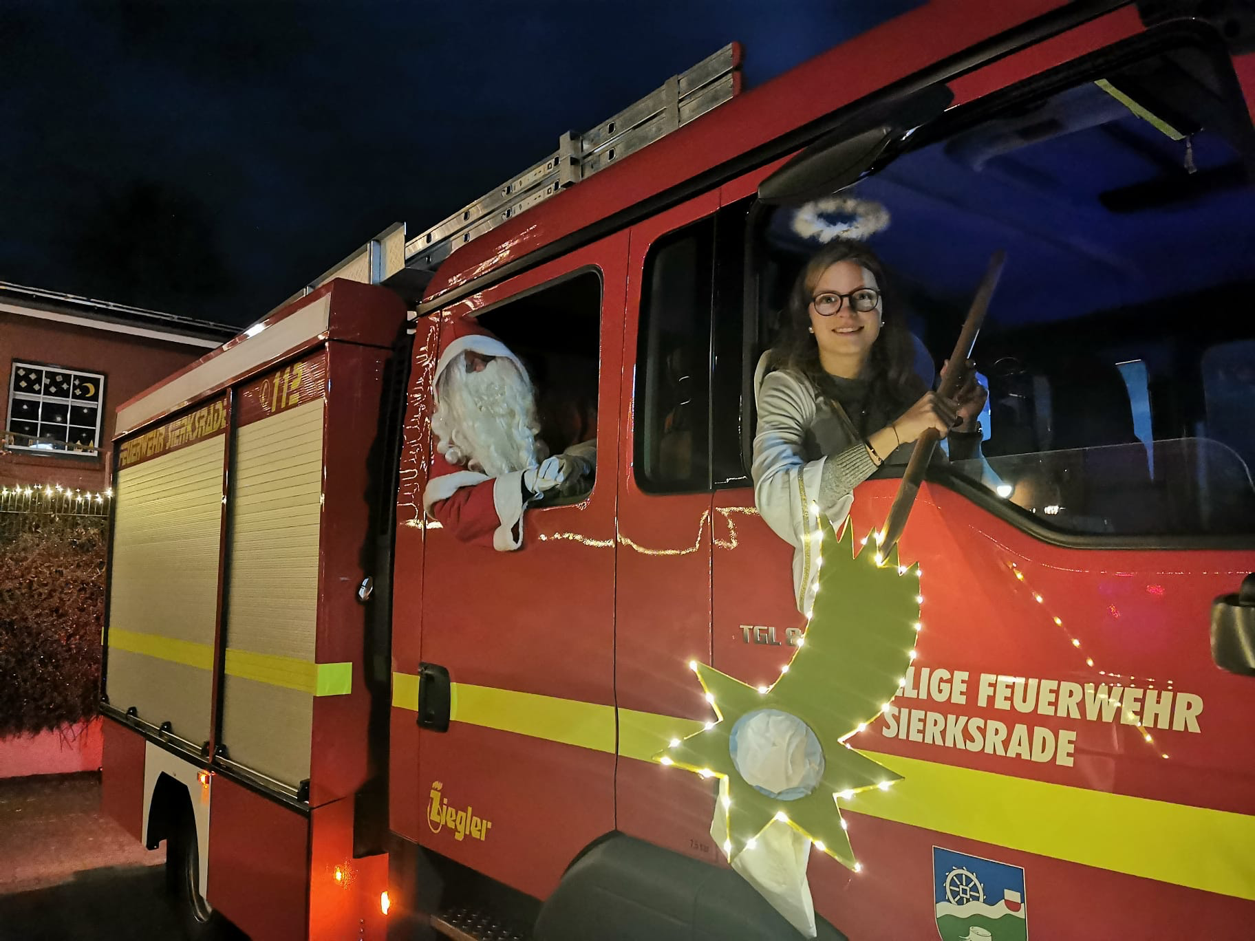 Feuerwehr Sierksrade Mit Dem Weihnachtsmann Und Einem Engel Zu Den Kindern Unterwegs