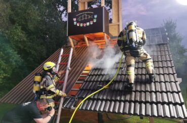 Was Machen Die Kameradinnen Und Kameraden Bei Der Feuerwehr Kastorf Auf Dem Dach?