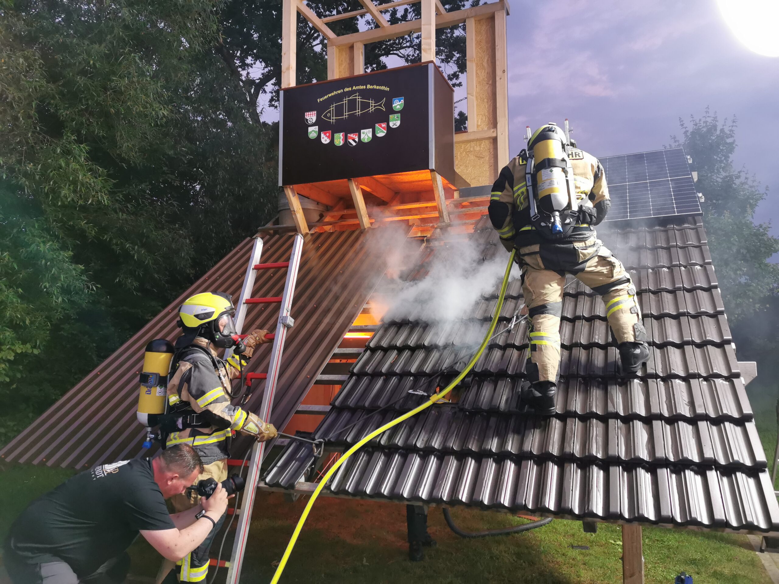 Was Machen Die Kameradinnen Und Kameraden Bei Der Feuerwehr Kastorf Auf Dem Dach?