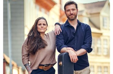 Esther Jung Und Lukas Kowalski Spielen An Der Berkenthiner Kanalschleuse