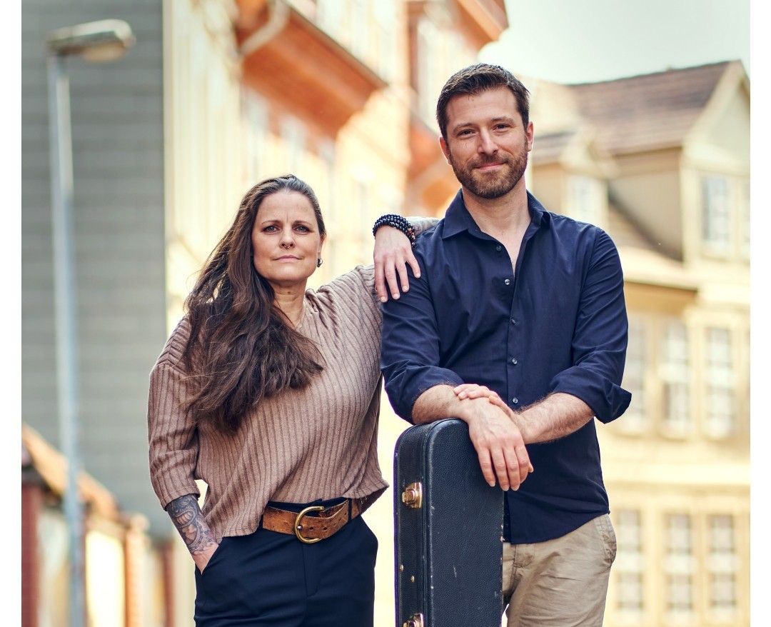 Esther Jung Und Lukas Kowalski Spielen An Der Berkenthiner Kanalschleuse